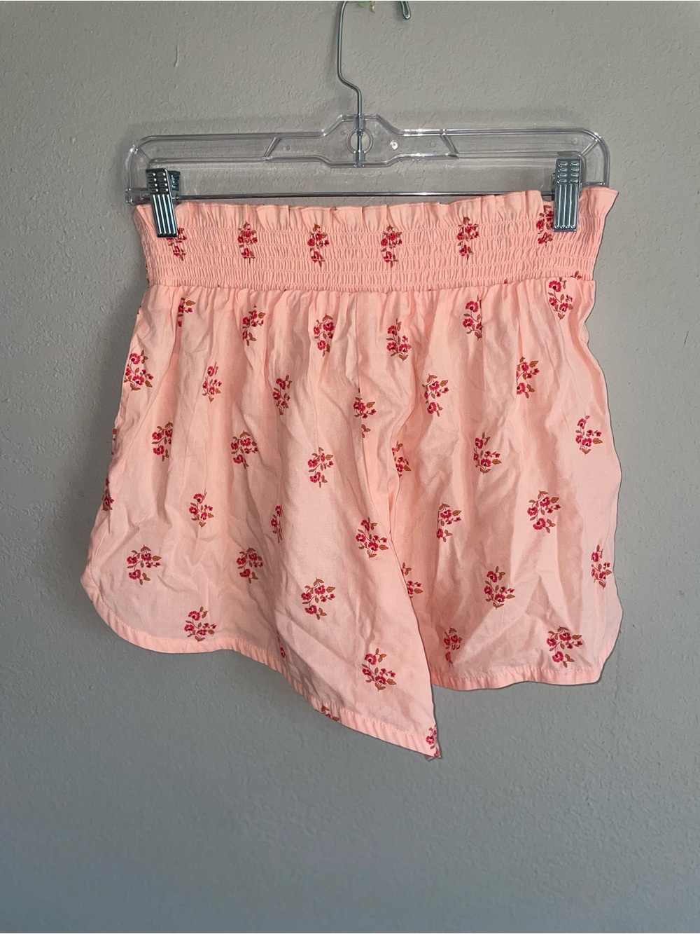 Old Navy Peach Floral Smocked Waist Shorts - Picture 2 of 3